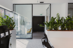 Vhod v zasebno pisarno v MP hub coworking Ljubljana